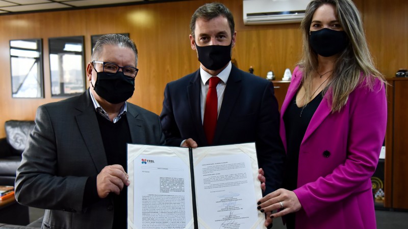 Vice-governador, delegado Ranolfo Vieira Júnior, procurador-geral de justiça do MP/RS Fabiano Dallazen e diretora do IGP Marguet Mittmann posam para foto, os três seguram nas mãos o acordo firmado entre os órgãos