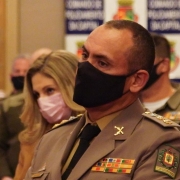 O tenente-coronel Alex Sandre Pinheiro Severo está sentado usando uma máscara de proteção. 