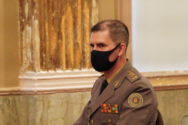 Coronel Fernando Gralha Nunes sentado usando uma máscara de proteção contra a covid-19.