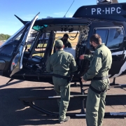 policiais civis carregando vacinas