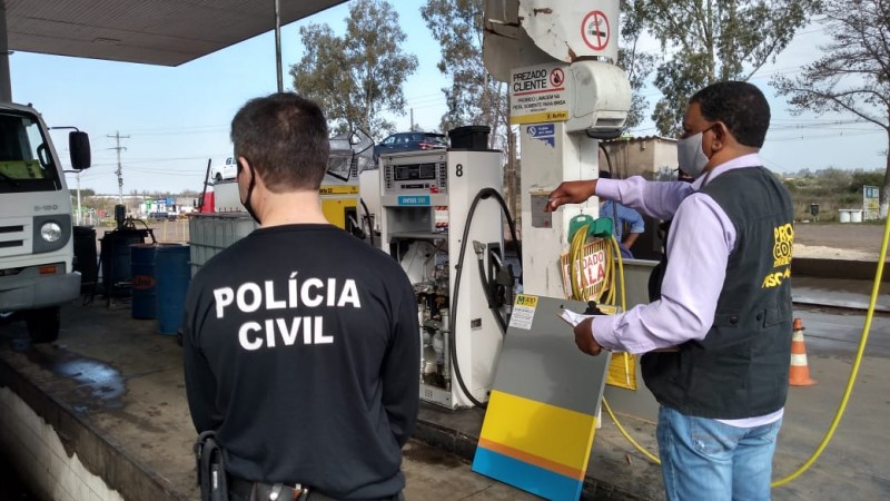 Fiscais durante aferição de bombas em Alegrete