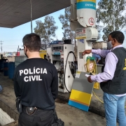 Fiscais durante aferição de bombas em Alegrete