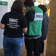Servidores realizando fiscalização em posto de combustível em Tramandaí