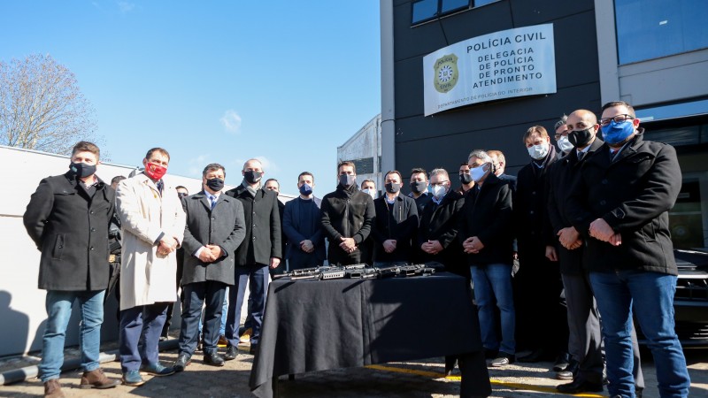 Governador, Vice Governador e Autoridades presentes posam para foto em frente a DPPA