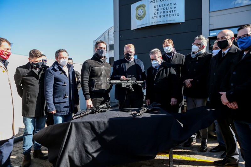 Autoridades juntamente com o governador e o Vice posam com um fuzil 556 em frente a DPPA de Passo Fundo