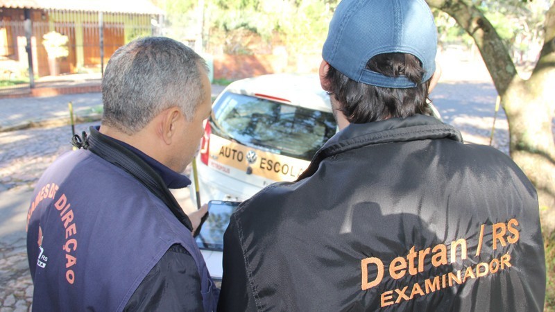 Avaliador e Professor realizando exame prático para tirar carteira de habilitação