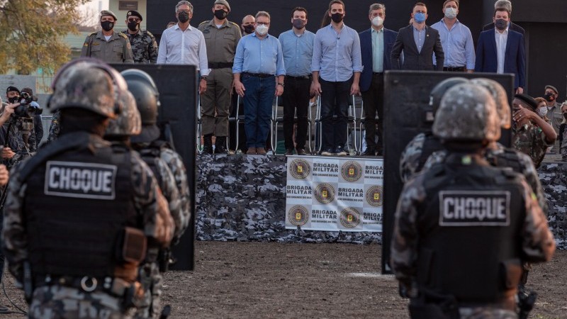 Autoridades em cima de um palco de frente para o Batalhão de Choque da Fronteira