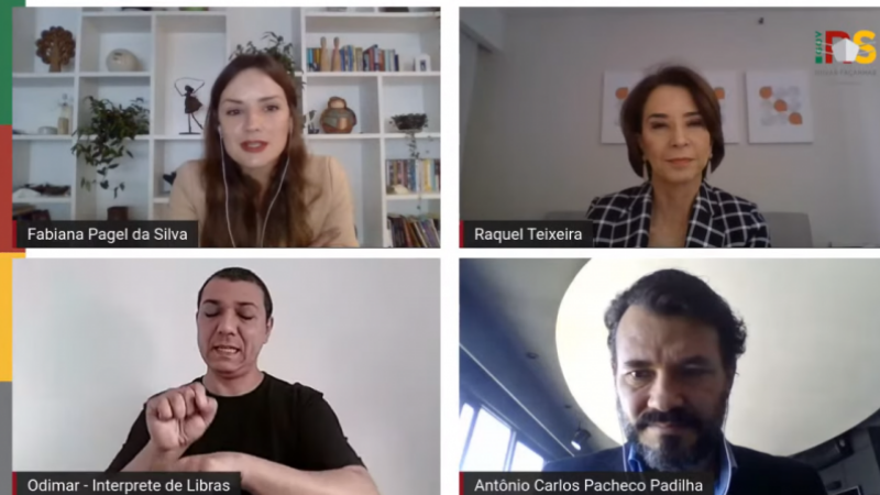 Foto da vídeo conferência entre Raquel Teixeira, Fabiana Pagel da Silva, Antônio Carlos Pacheco Padilha e o interprete de libras, Odimar.