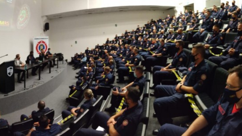 Alunos sentados nas cadeiras dispostas em fileiras na sala de conferência onde correu o evento da aula inaugural dos cursos CTSP e CBABM.