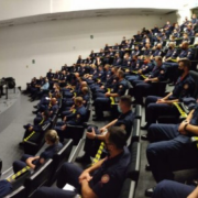 Alunos sentados nas cadeiras dispostas em fileiras na sala de conferência onde correu o evento da aula inaugural dos cursos CTSP e CBABM.