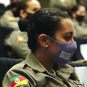brigadiana com máscara roxa escrito "brigada militar" 