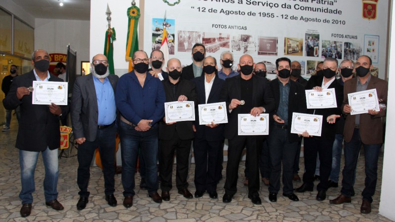 Todos os homenageados na cerimonia posam com o diploma