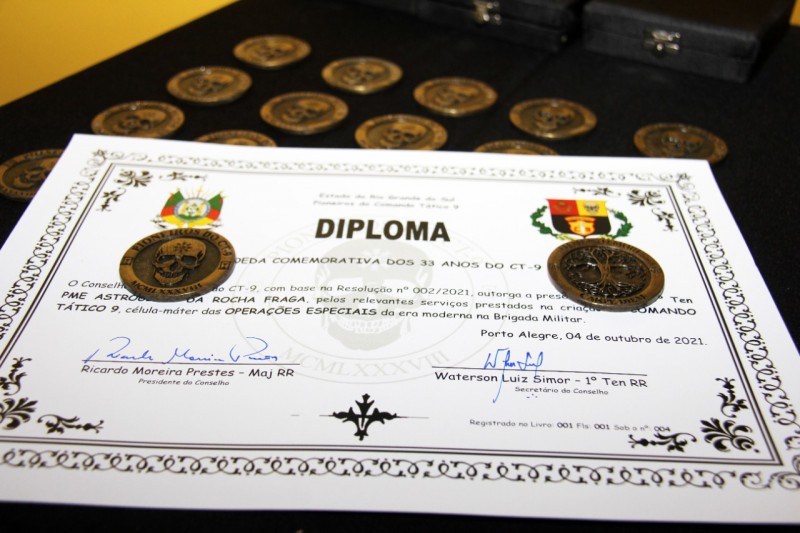 Foram entregues moedas comemorativas a 22 militares e civis que tiveram papel importante na criação dessa unidade pioneira