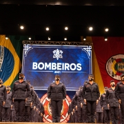 soldados posicionados no palco para cerimônia