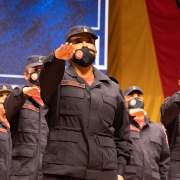 Soldados posicionados para a marcha, durante a cerimônia