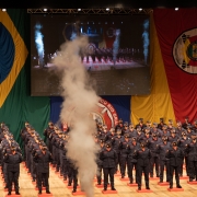 soldados posicionados no palco durante a formatura