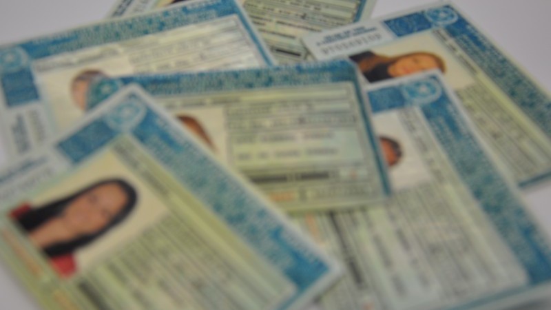 imagem desfocada de carteiras de habilitação distribuídas aleatoriamente em uma superfície