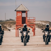 3 Policiais militares, no patrulhamento de moto, no litoral