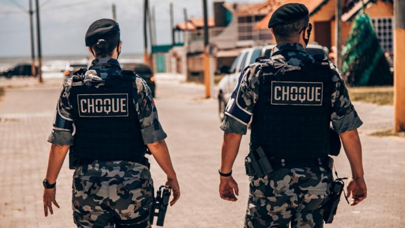 2 Policiais militares do batalhão de choque em ação de patrulhamento a pé no litoral