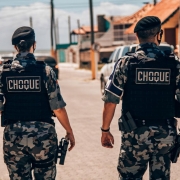 2 Policiais militares do batalhão de choque em ação de patrulhamento a pé no litoral