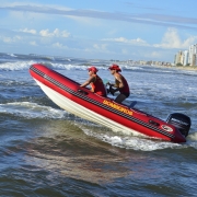 guarda-vidas militares em um bote, no litoral 