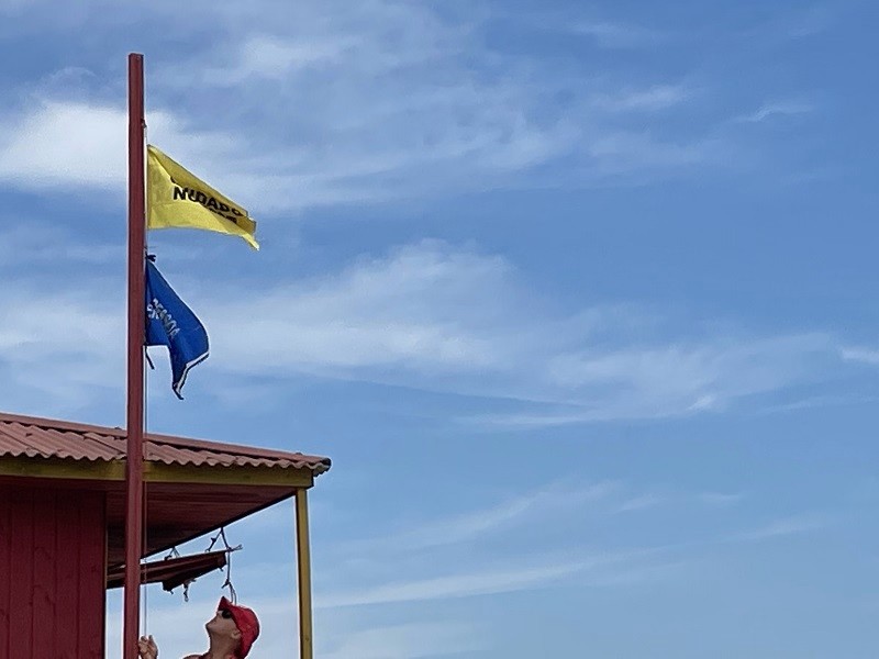 Sinalização de pessoa encontrada com a bandeira azul nas guaritas das guarda-vidas no litoral norte e sul