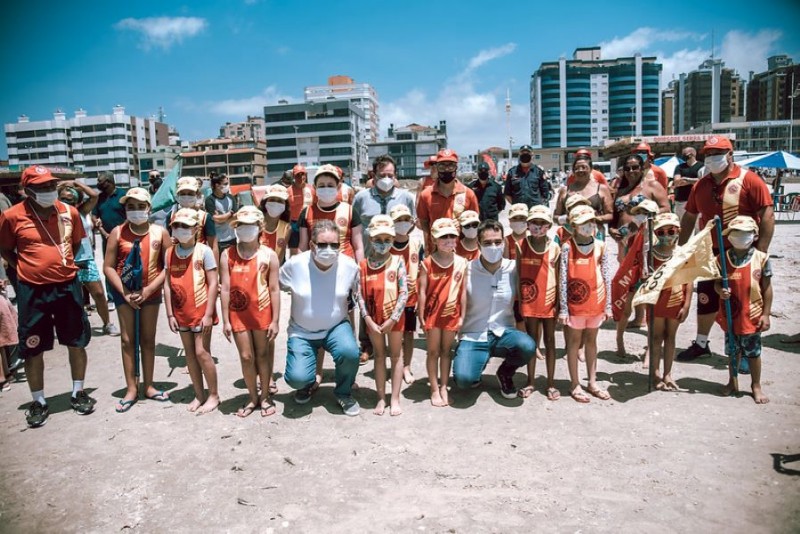 Governador Eduardo Leite e o vice-governador e secretário da segurança pública, Ranolfo Vieira Júnior, posam para foto com crianças que particpam do projeto guarda-vidas mirim