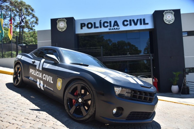 Viatura da Polícia Civil, modelo Camaro, em frente a nova delegacia.