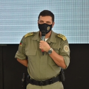 Comandante-geral da BM, coronel Cesar Santarosa discursando de pé, com um microfone em mãos