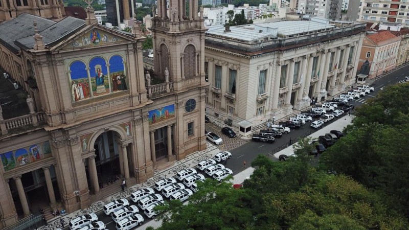 imagem aérea do Palácio Piratini, com as viaturas estacionadas em frente a sede do executivo estadual