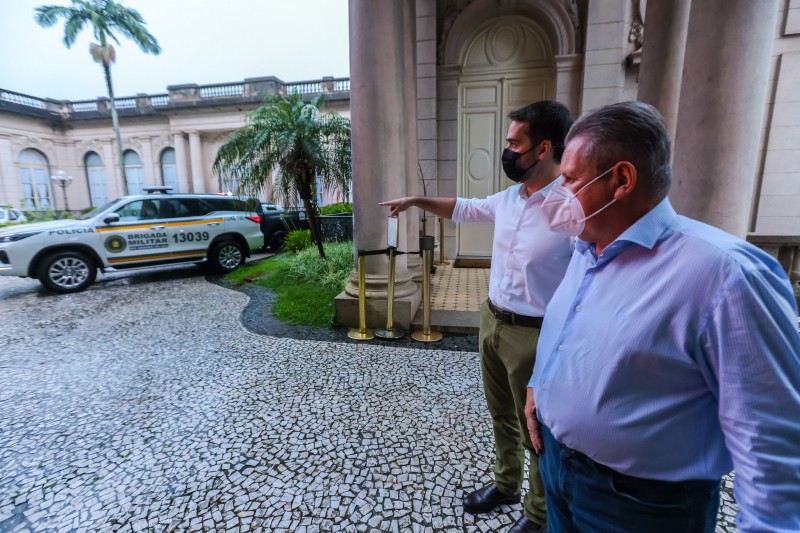 No pátio interno do Palácio Piratini, governador Eduardo Leite e vice-governador Ranolfo, observam as viaturas entregues para a segurança pública