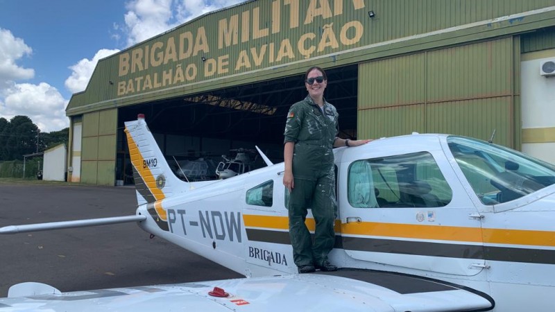 Primeira mulher piloto da Brigada Militar tem seu batismo de voo