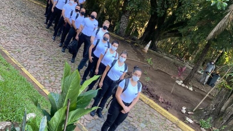 Alunos em fila, usando máscara