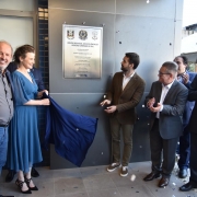 Diretora-geral do IGP e governador descerraram placa que marca a inauguração do Crepec-Sul. Ao lado, secretário de Obras e Habitação, José Stédile, e o vice-governador e secretário da SSP, delegado Ranolfo Vieira Júnior.