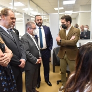 Governador, vice-governador e secretário nacional de Segurança Pública, Carlos Renato Machado Paim, visitam instalações do novo prédio do Crepec. Estão em pé, lado a lado, em uma sala com servidores da instituição.