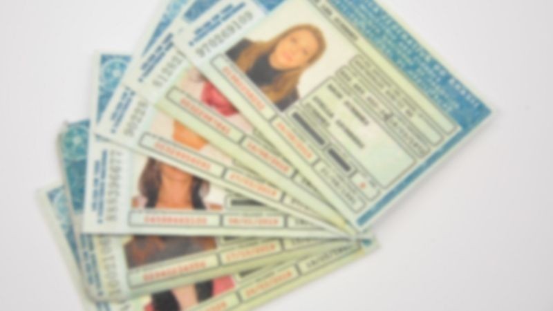 Imagem desfocada de várias carteiras de identidade