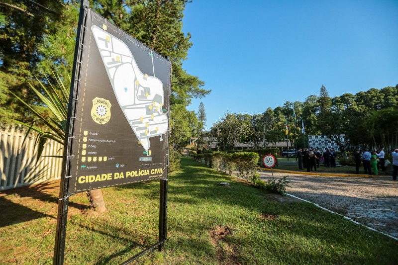 Placa mostra o mapa do complexo da Cidade da Polícia logo na entrada do terreno.