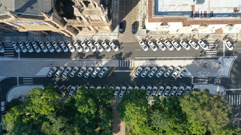 Imagem aérea das novas viaturas da Brigada Militar, estacionadas em frente ao Palácio Piratini