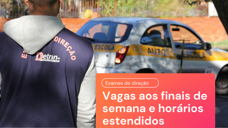 Na foto aparece um agente do Detran e ao fundo, um carro brancom cm adesivos de "Auto Escola". 