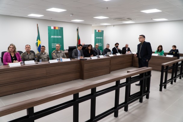 chefe do Observatório da Segurança Pública falando aos participantes da Reunião da SSP em Rio Grande.