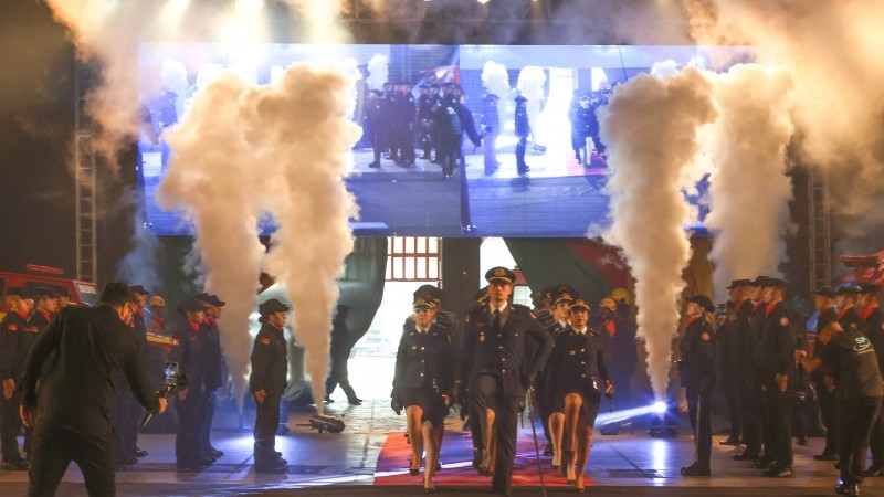 Na imagem, formandos do Curso Superior Bombeiro Militar do  Corpo de Bombeiros Militar entrando no Ginásio Gigantinho. 
