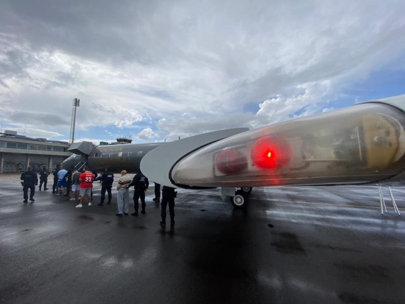 A foto mostra o avião que irá transportar os presos