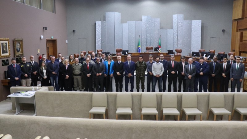 A foto mostra os participantes da reunião do Tribunal Regional Eleitoral