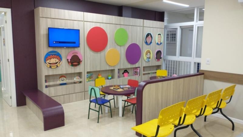 A foto mostra uma sala colorida de atendimento especial para as crianças