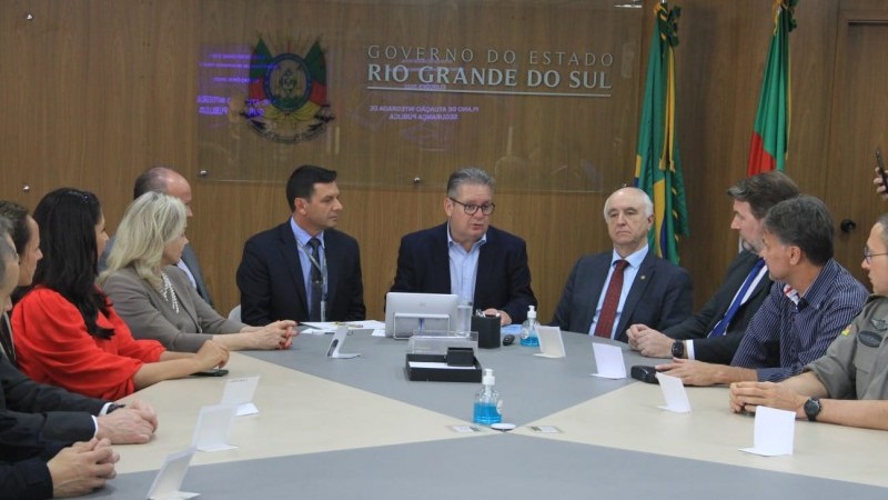 Governador Ranolfo com o secret&aacute;rio Santarosa (E) e o desembargador Moesch (D) durante a reuni&atilde;o no Centro Administrativo 