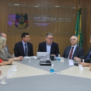 Governador Ranolfo com o secret&aacute;rio Santarosa (E) e o desembargador Moesch (D) durante a reuni&atilde;o no Centro Administrativo 