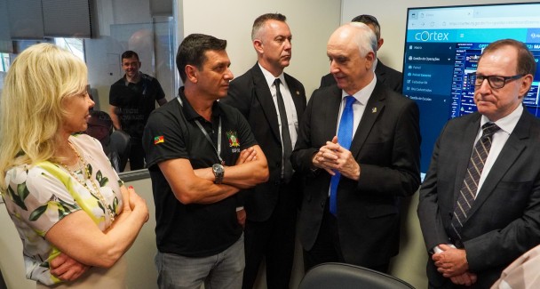 A foto mostra a equipe reunida no Gabinete de Segurança 