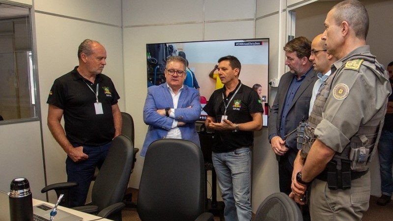 Governador visitou a central de monitoramento montada para acompanhar o pleito 