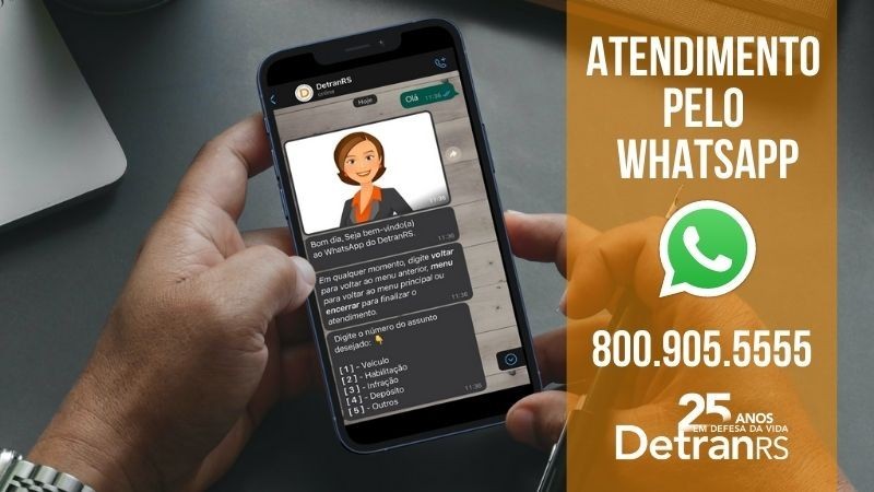 A foto mostra o contato número 800.905.5555, de segunda a sexta-feira, das 8h às 20h
