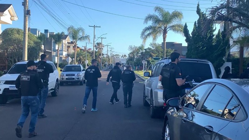 A foto mostra a Polícia Civil em um bairro de luxo em Capão da Canoa 